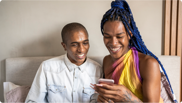 Femme montrant une publicité à son ami sur son téléphone